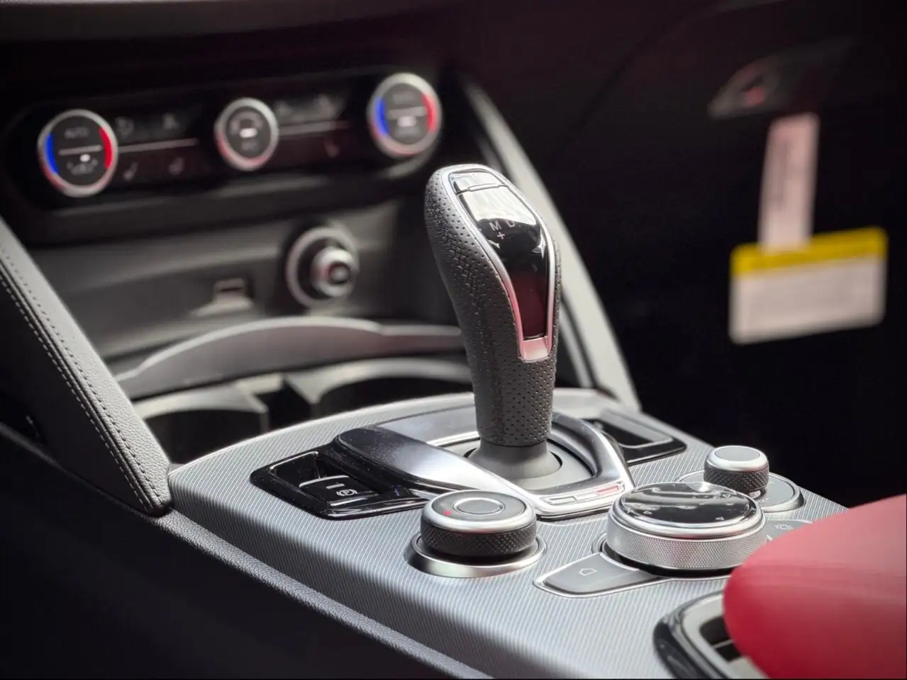 Alfa Romeo Stelvio снимка Alfa Romeo Stelvio