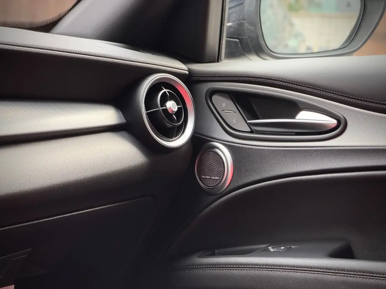 Alfa Romeo Stelvio снимка Alfa Romeo Stelvio