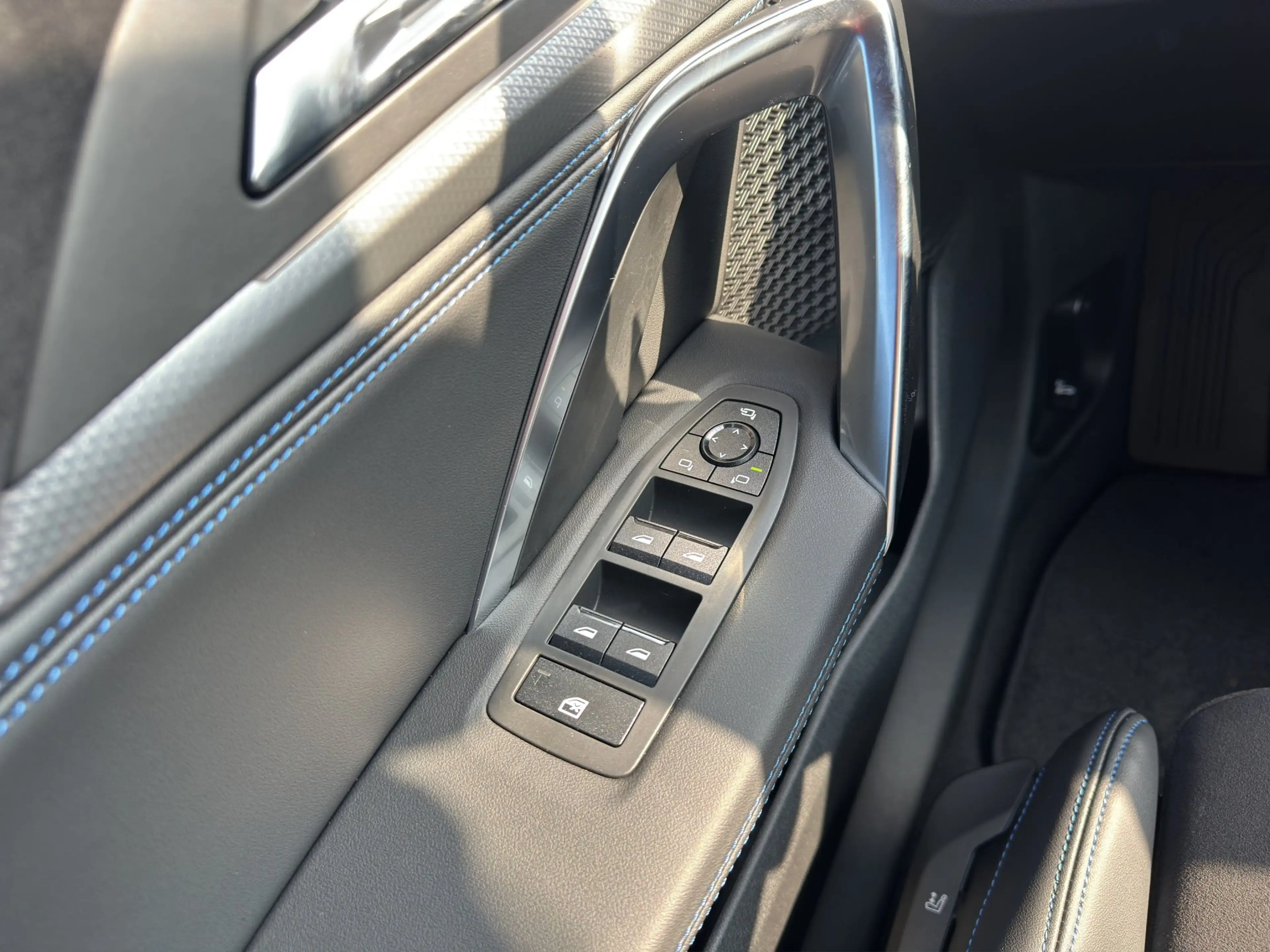 BMW iX2 eDrive 20 M-Sport eDrive KAM LED ACC Kam. LM — photo 14