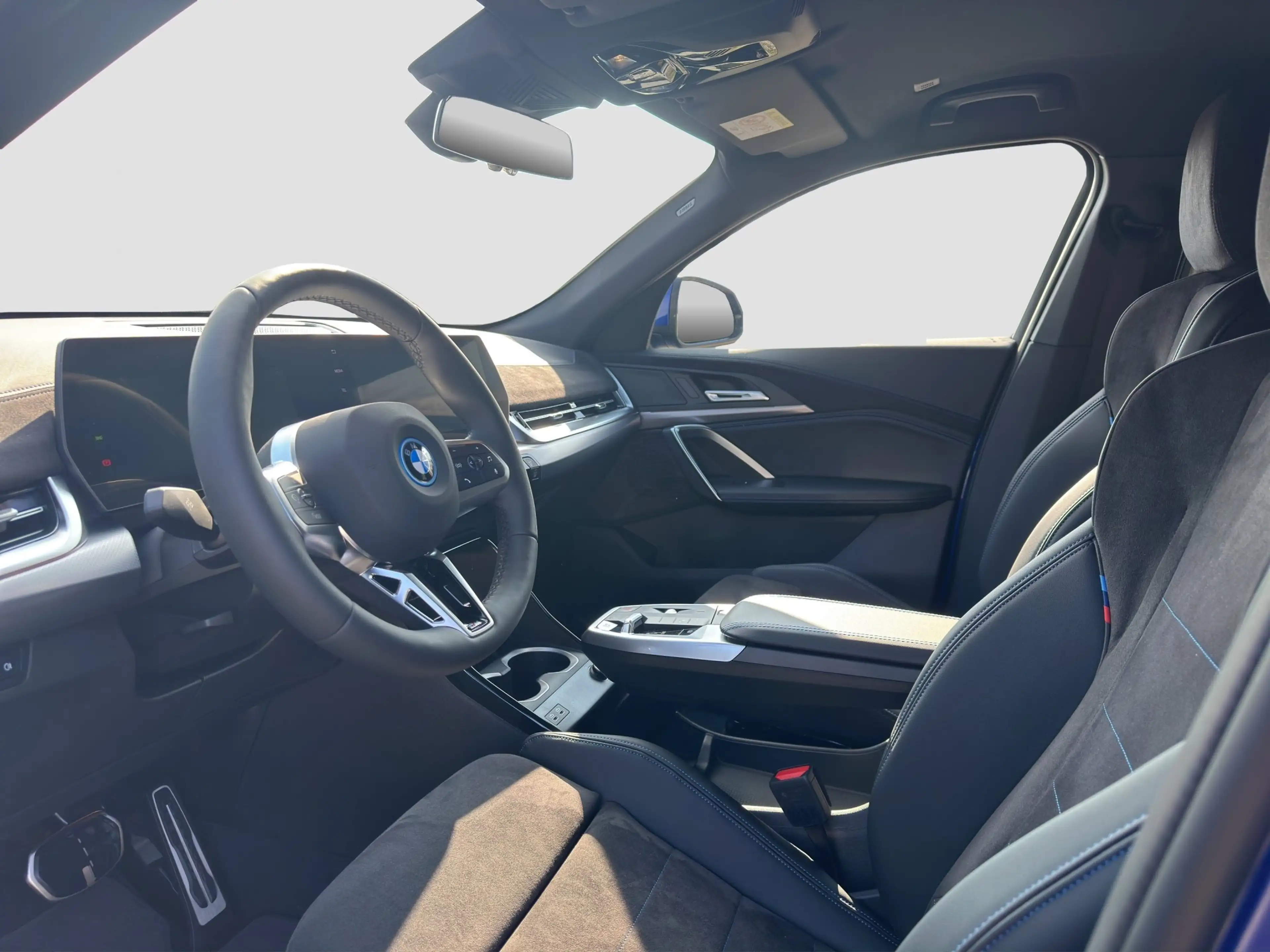 BMW iX2 eDrive 20 M-Sport eDrive KAM LED ACC Kam. LM — photo 8