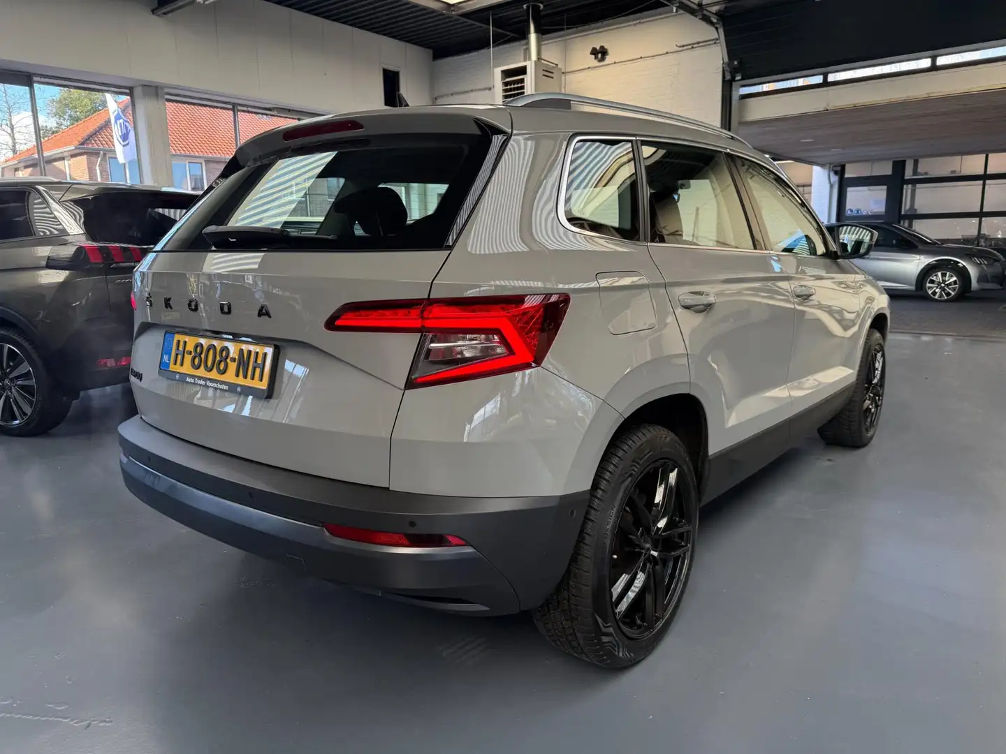 Skoda Karoq 1.5 TSI ACT Business Edition Grijs - 2