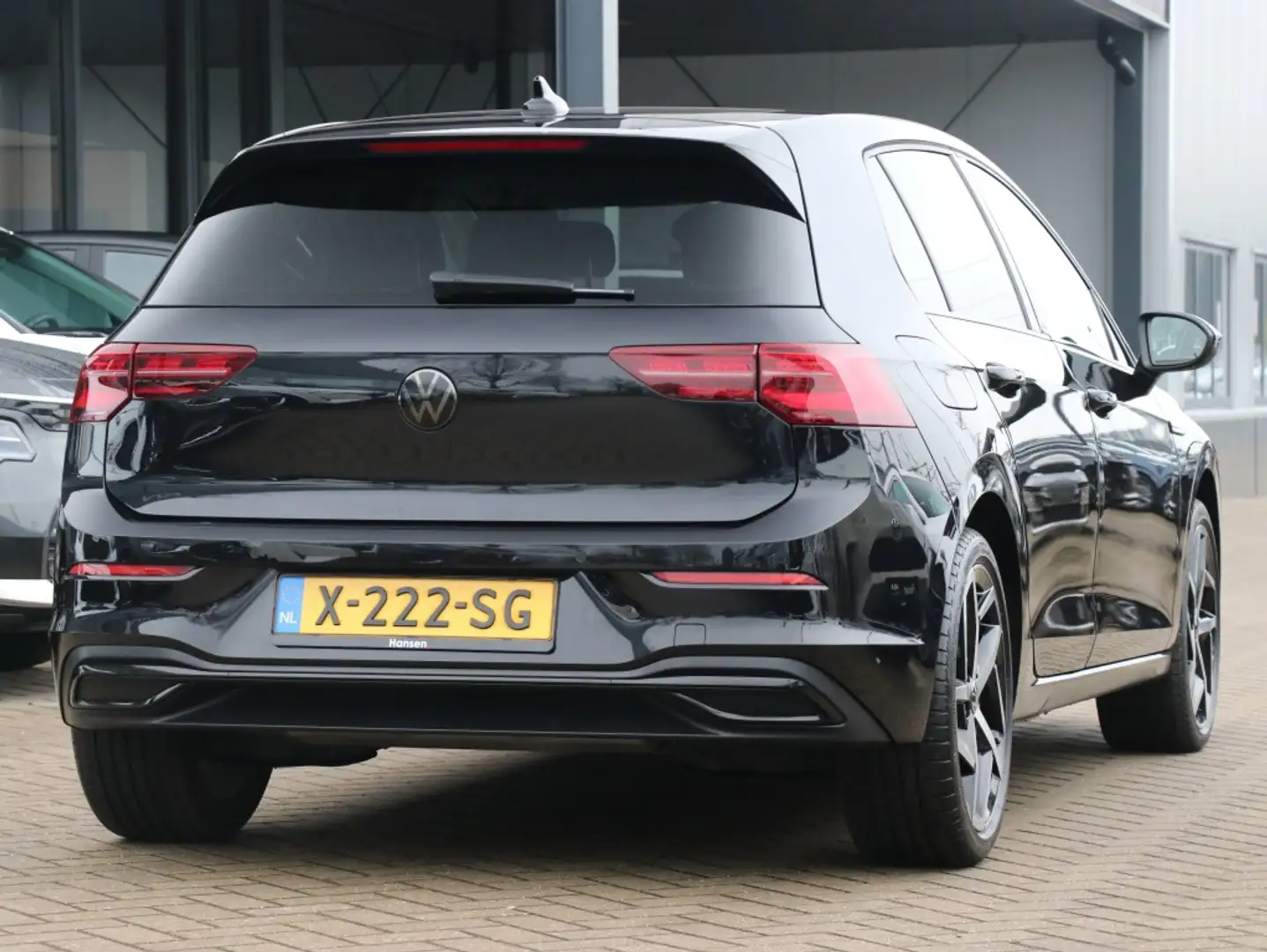 Volkswagen Golf 1.5 eTSI Style I Navi I Ergostoel I LED I Camera Zwart - 2