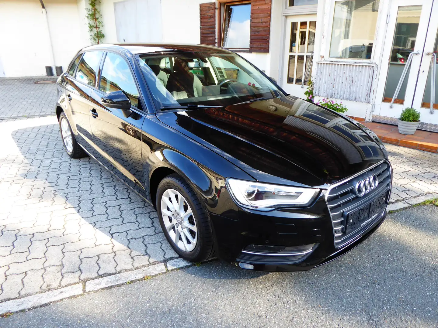 Audi A3 Sportback 1.6 TDI attraction Schwarz - 1