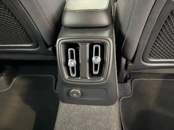 Volvo XC40 2022, foto 17