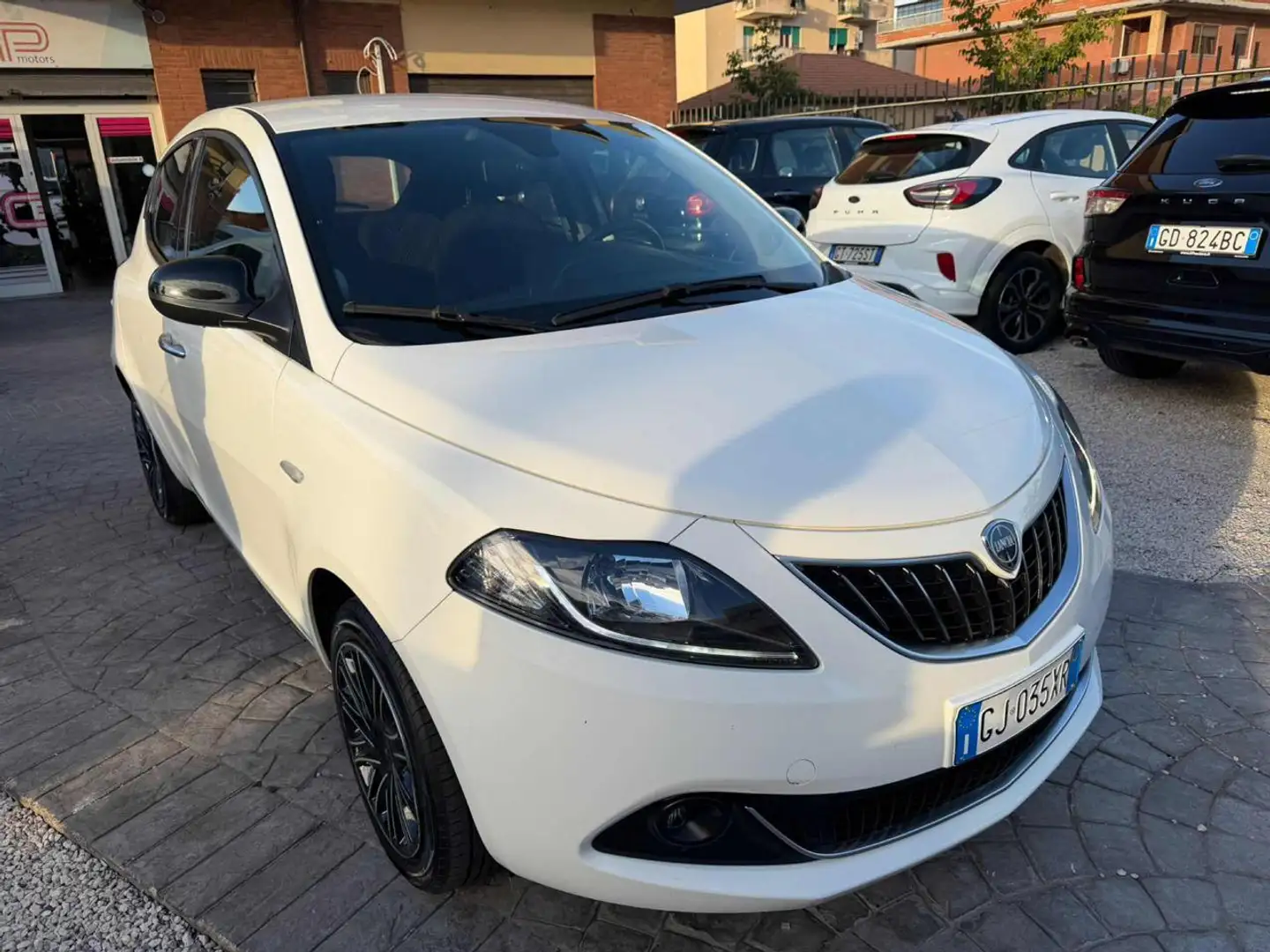 Lancia Ypsilon 1.0 FireFly 5 porte S&S Hybrid Ecochic Gold Bianco - 1