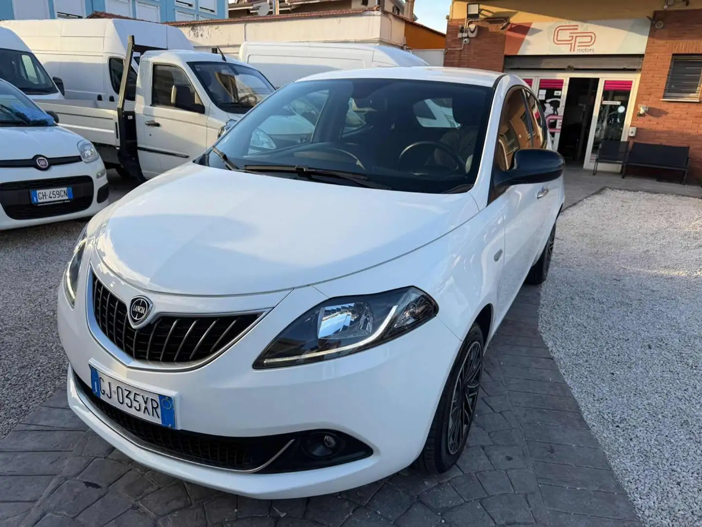 Lancia Ypsilon 1.0 FireFly 5 porte S&S Hybrid Ecochic Gold Bianco - 2