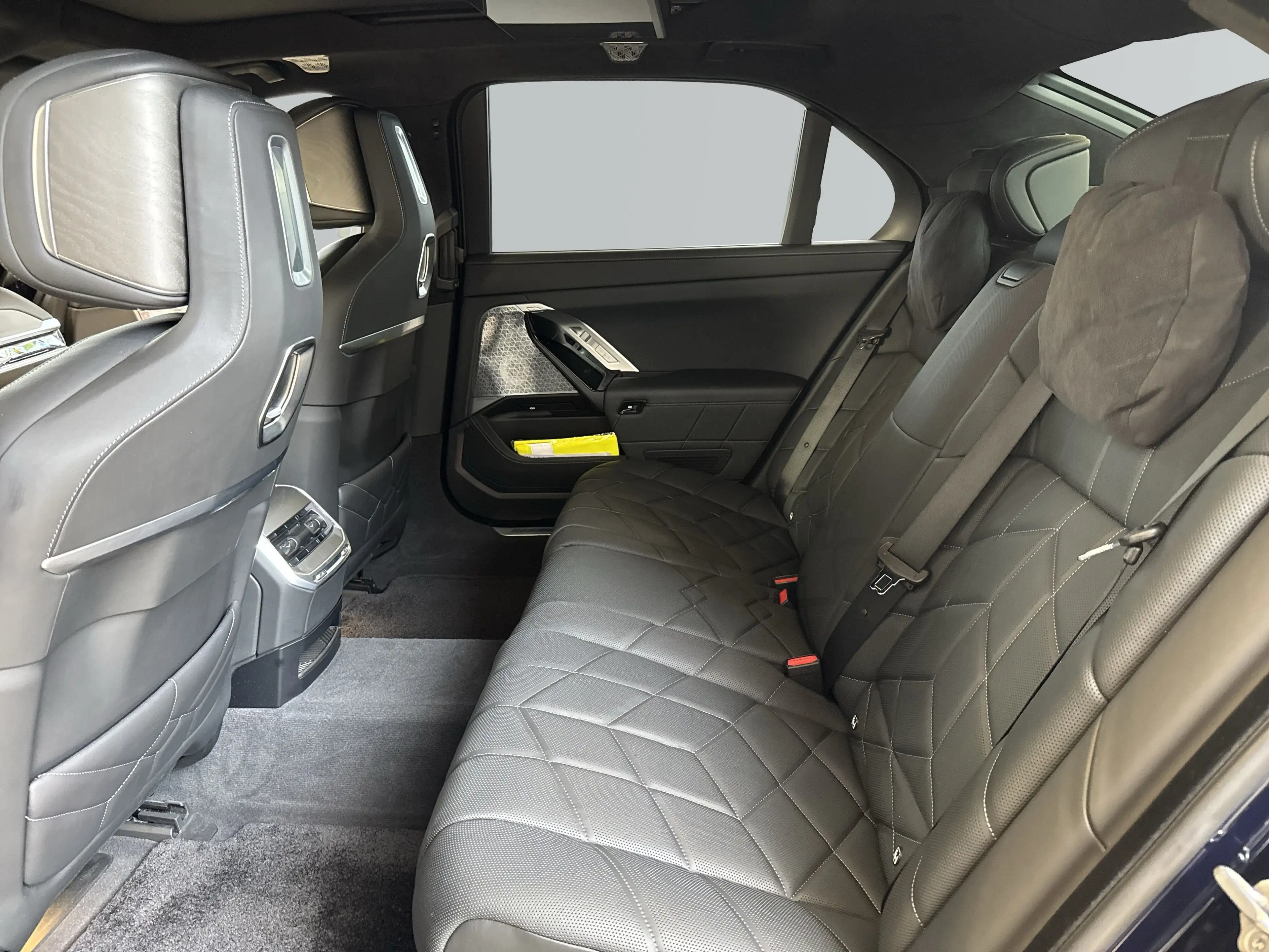 BMW i7 xDrive60 Limousine — photo 8