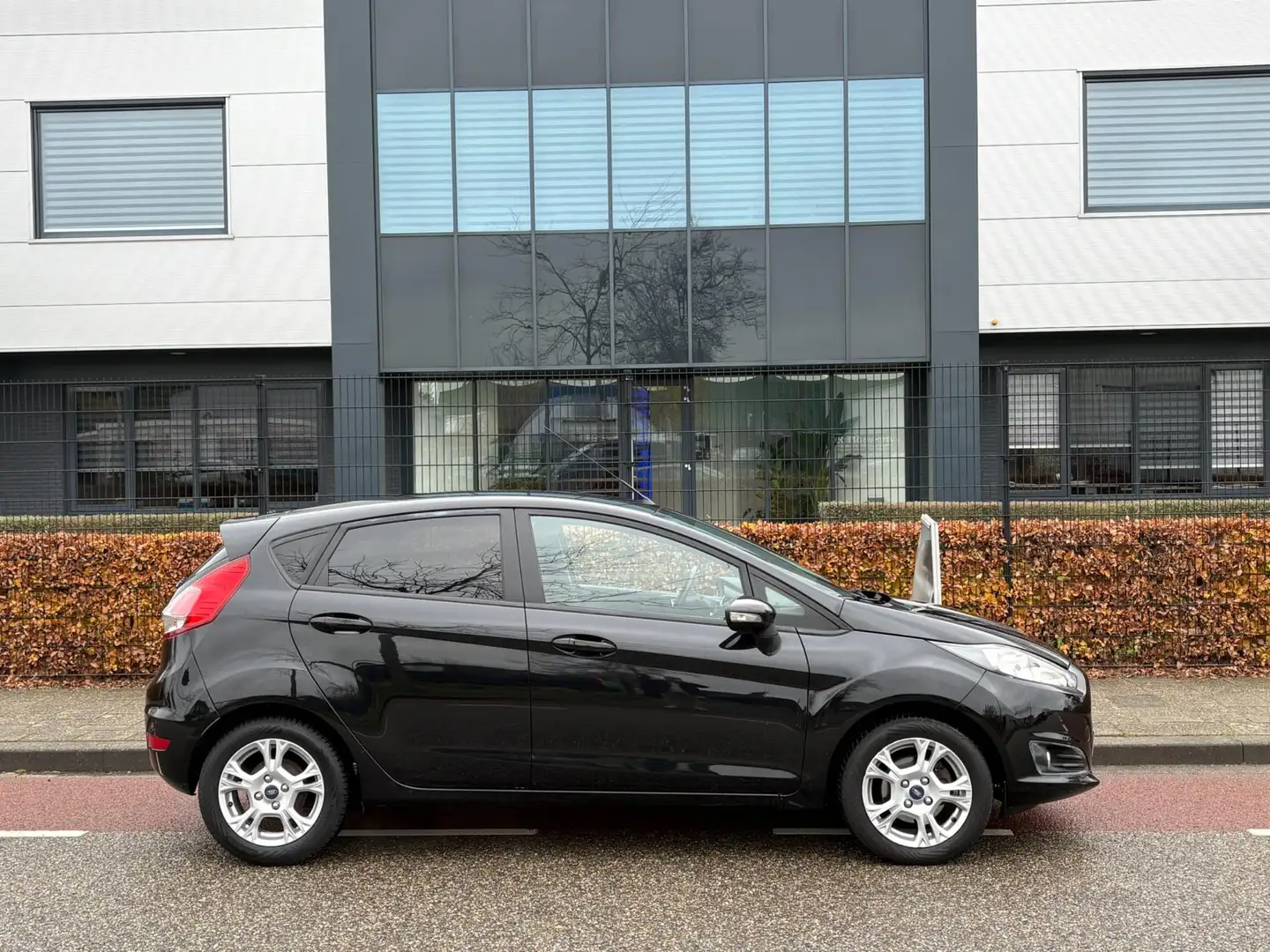 Ford Fiesta 1.0 EcoBoost style Airco stoel-verwarming start/st Zwart - 2