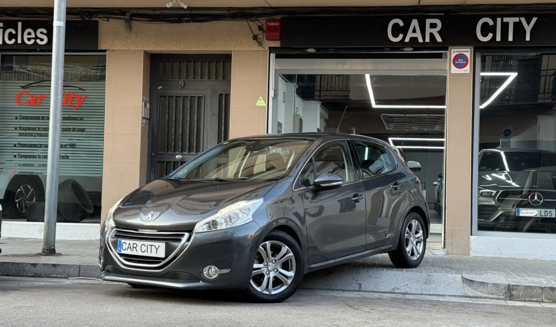 Peugeot 208 1.6e-HDi Allure Gris - 1