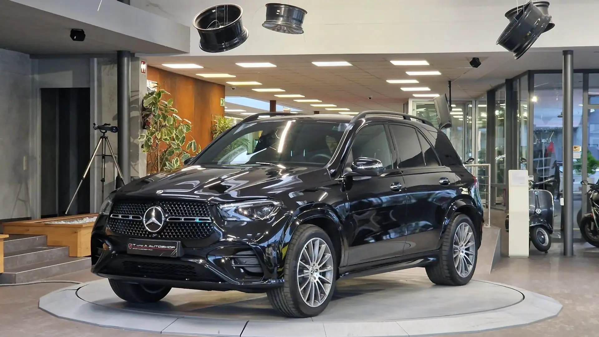 Mercedes-Benz GLE 350 de 4-Matic AMG-Paket Aut. *Luftfederung*360°* Schwarz - 1