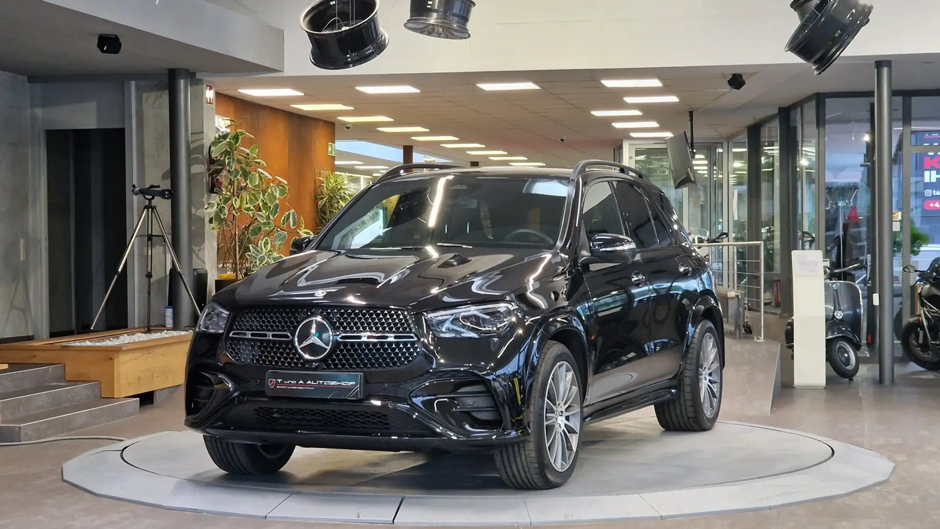 Mercedes-Benz GLE 350 de 4-Matic AMG-Paket Aut. *Luftfederung*360°* Schwarz - 2