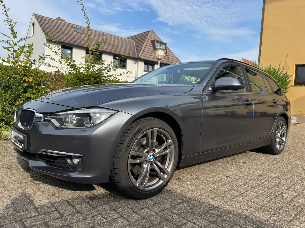 BMW 320 320d Touring Aut. — photo 1 of 12
