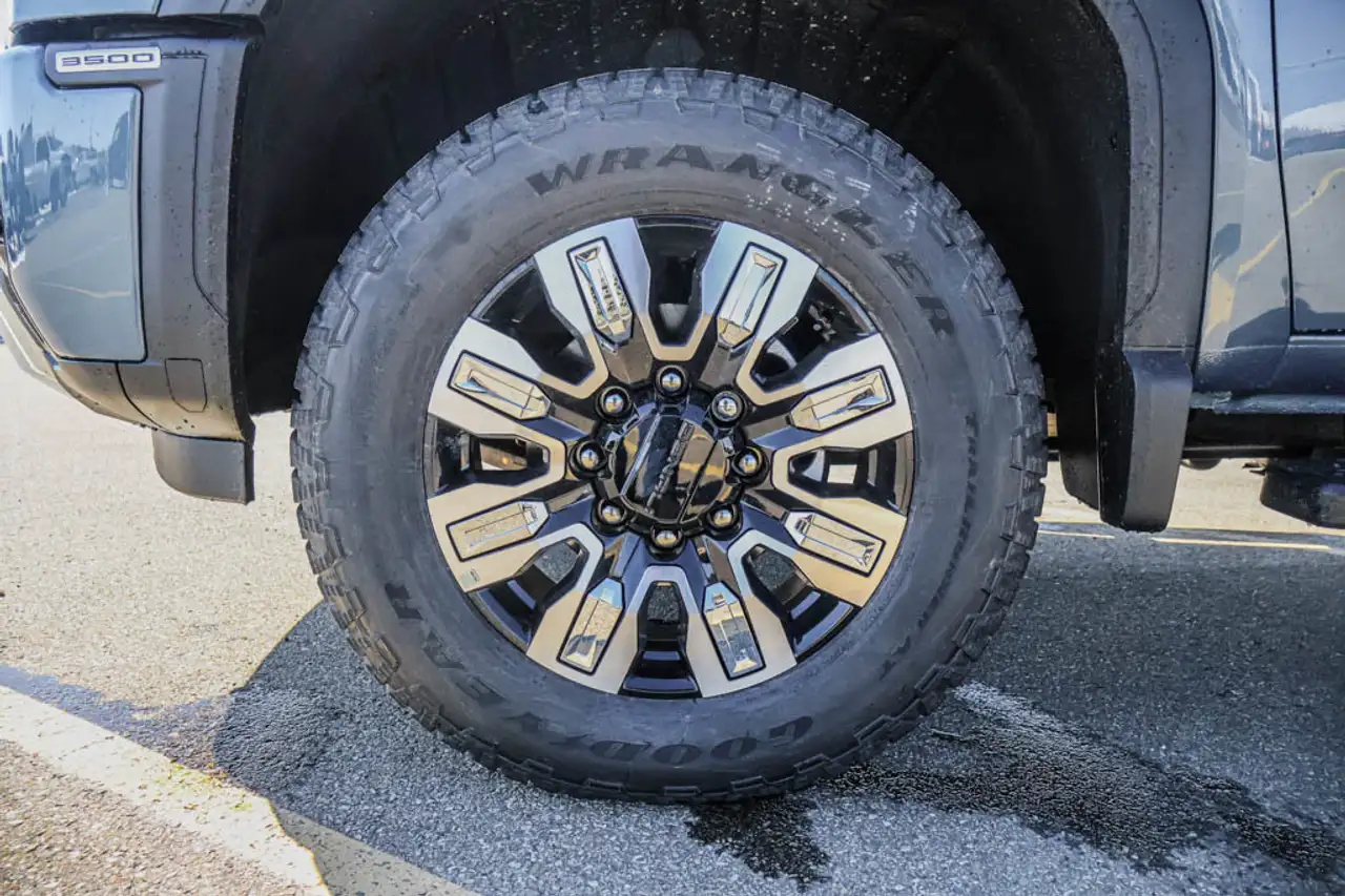 GMC Sierra 3500HD снимка GMC Sierra 3500HD