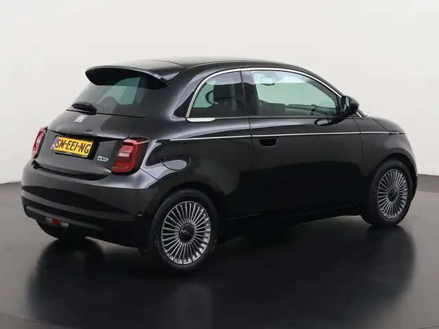 Fiat 500e view 4