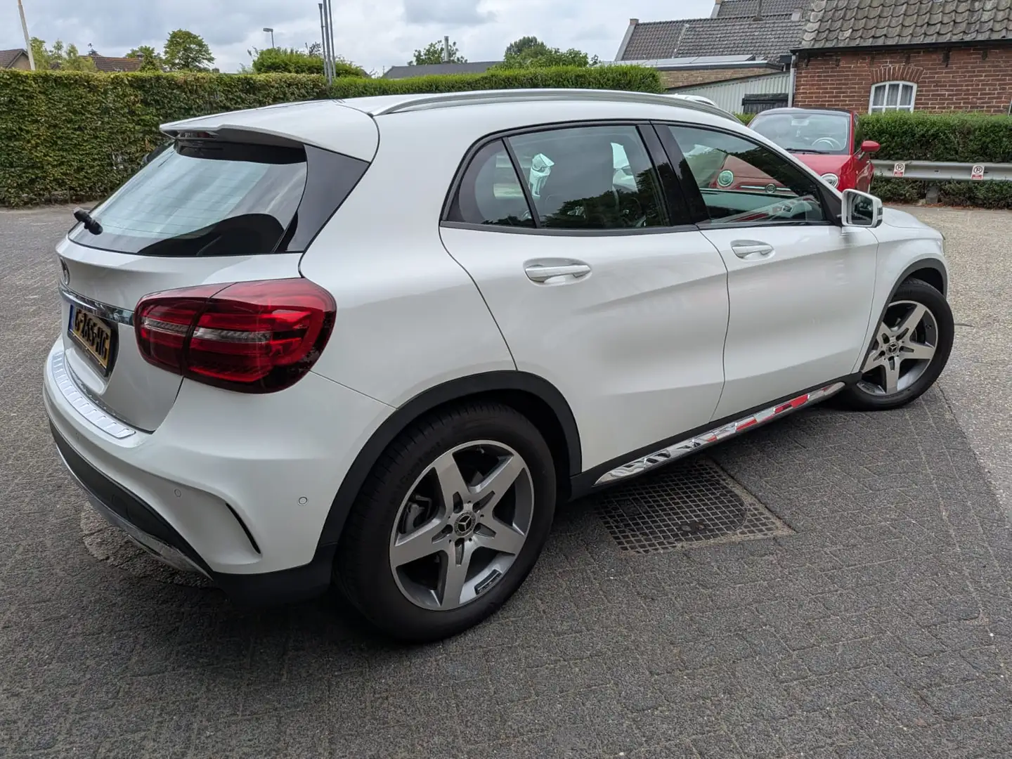 Mercedes-Benz GLA 180 Business Solution AMG nieuwstaat Wit - 2