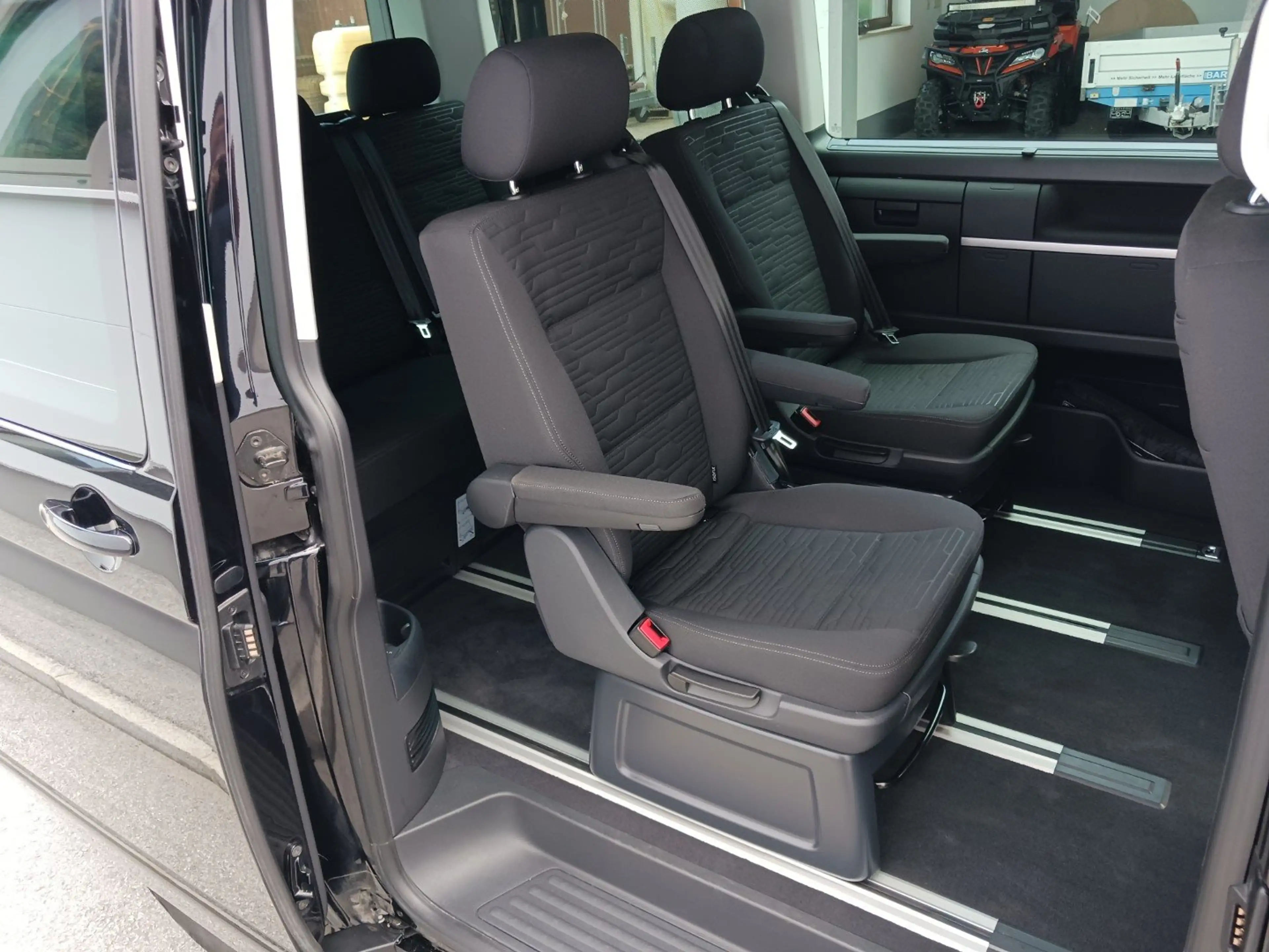 Volkswagen T6.1 Multivan 4MOTION Comfortline — photo 12