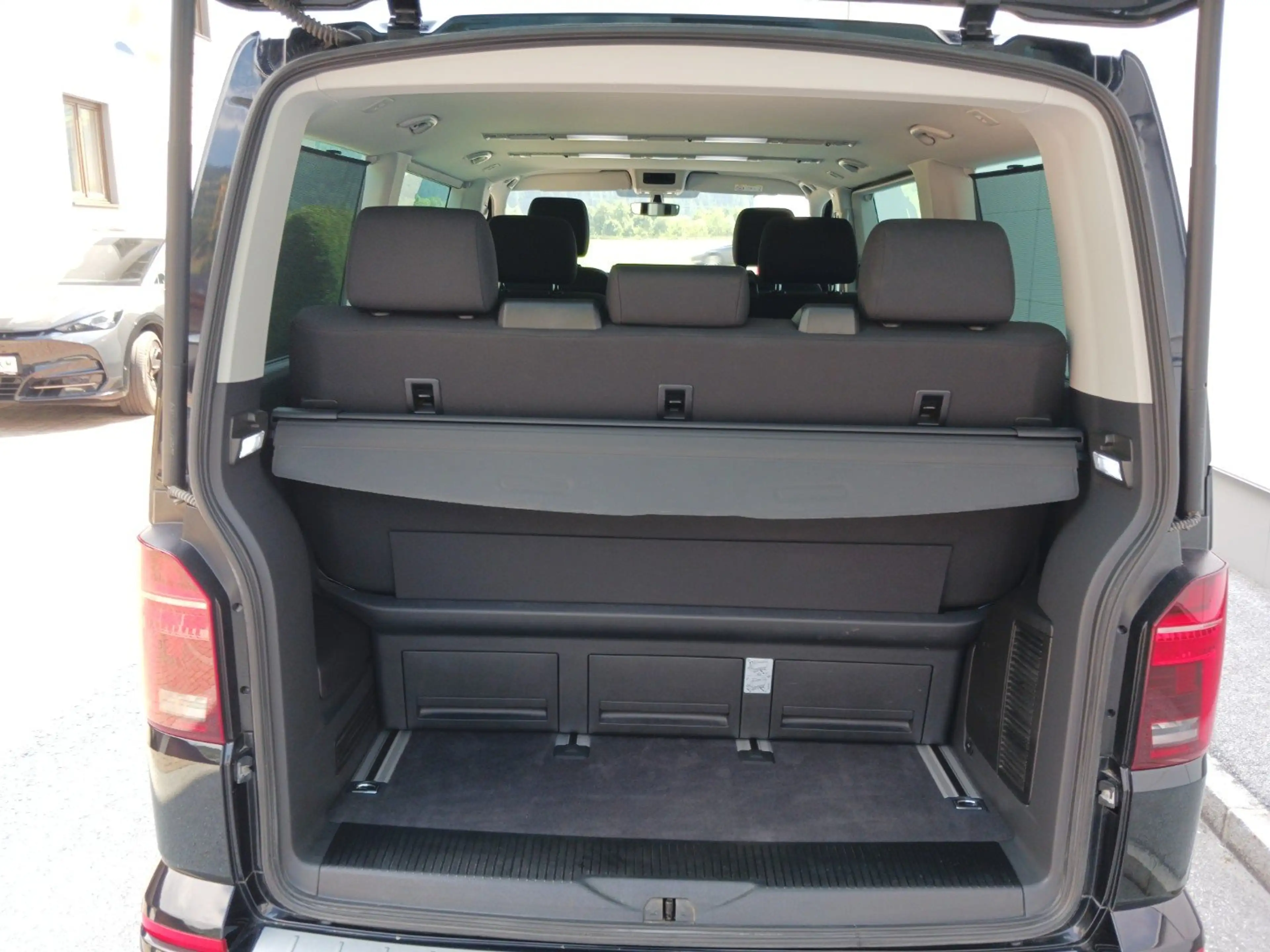 Volkswagen T6.1 Multivan 4MOTION Comfortline — photo 11