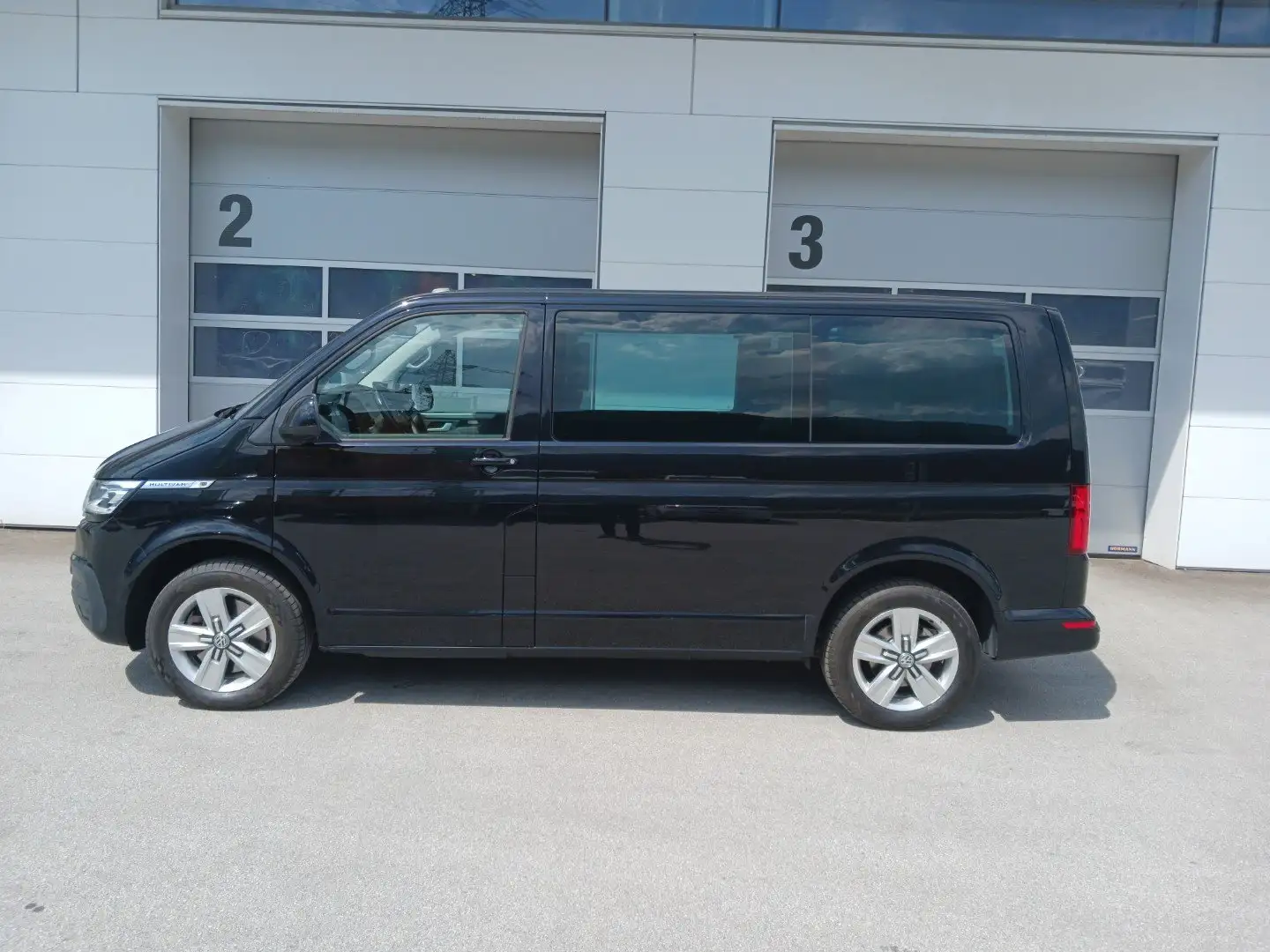 Volkswagen T6.1 Multivan 4MOTION Comfortline Schwarz - 2