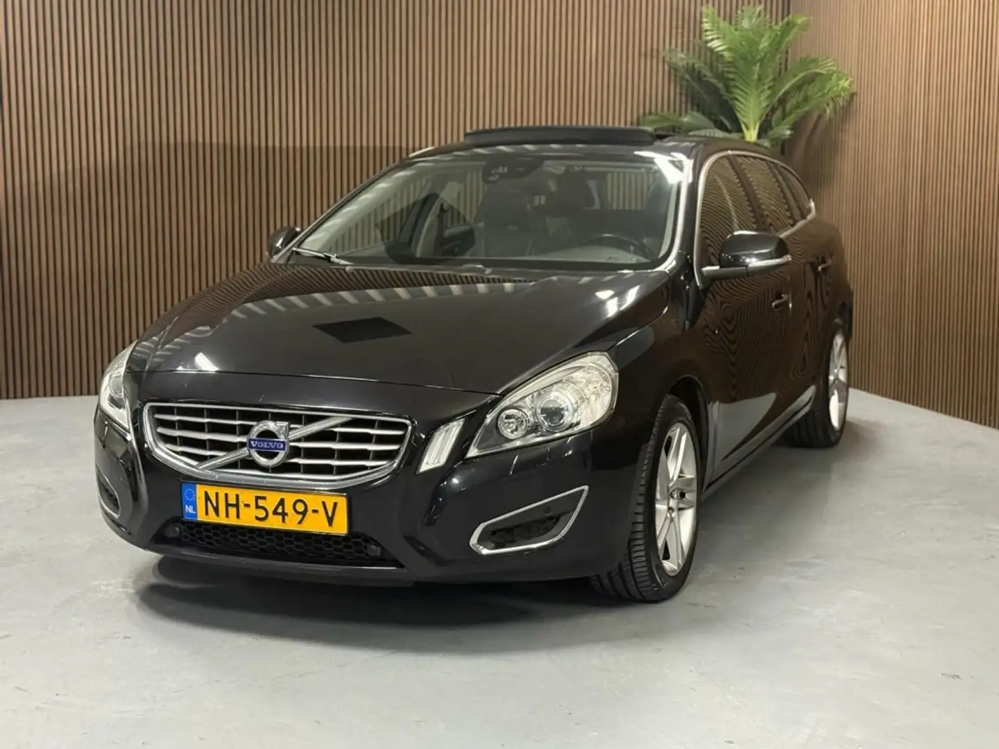 Volvo V60 1.6 T4 Summum Schwarz - 2