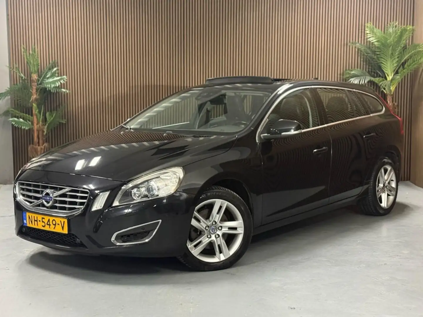 Volvo V60 1.6 T4 Summum Schwarz - 1