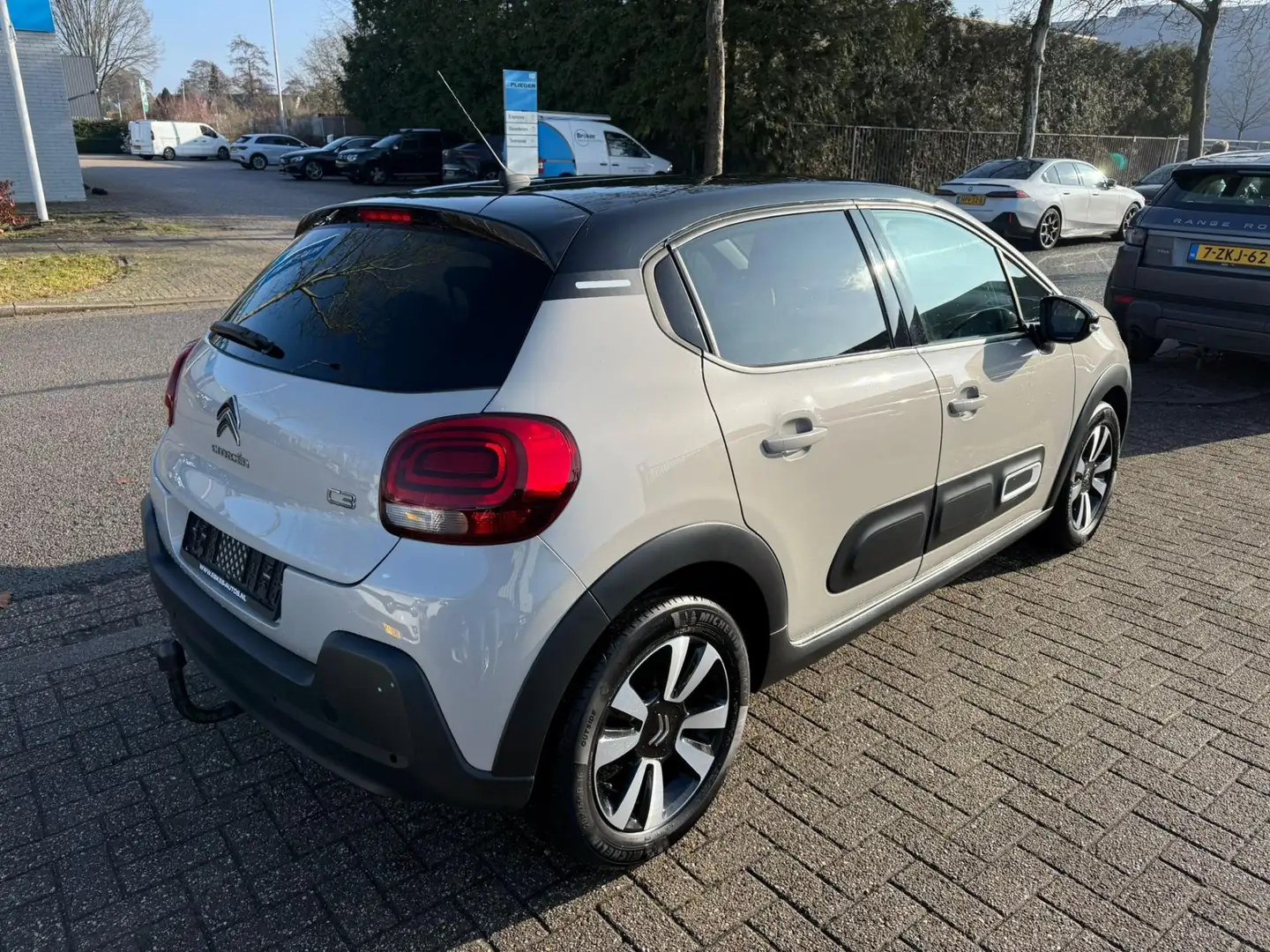 Citroen C3 1.2 PureTech Feel, Navigatie, Airco, 12 mnd Garant Beige - 2