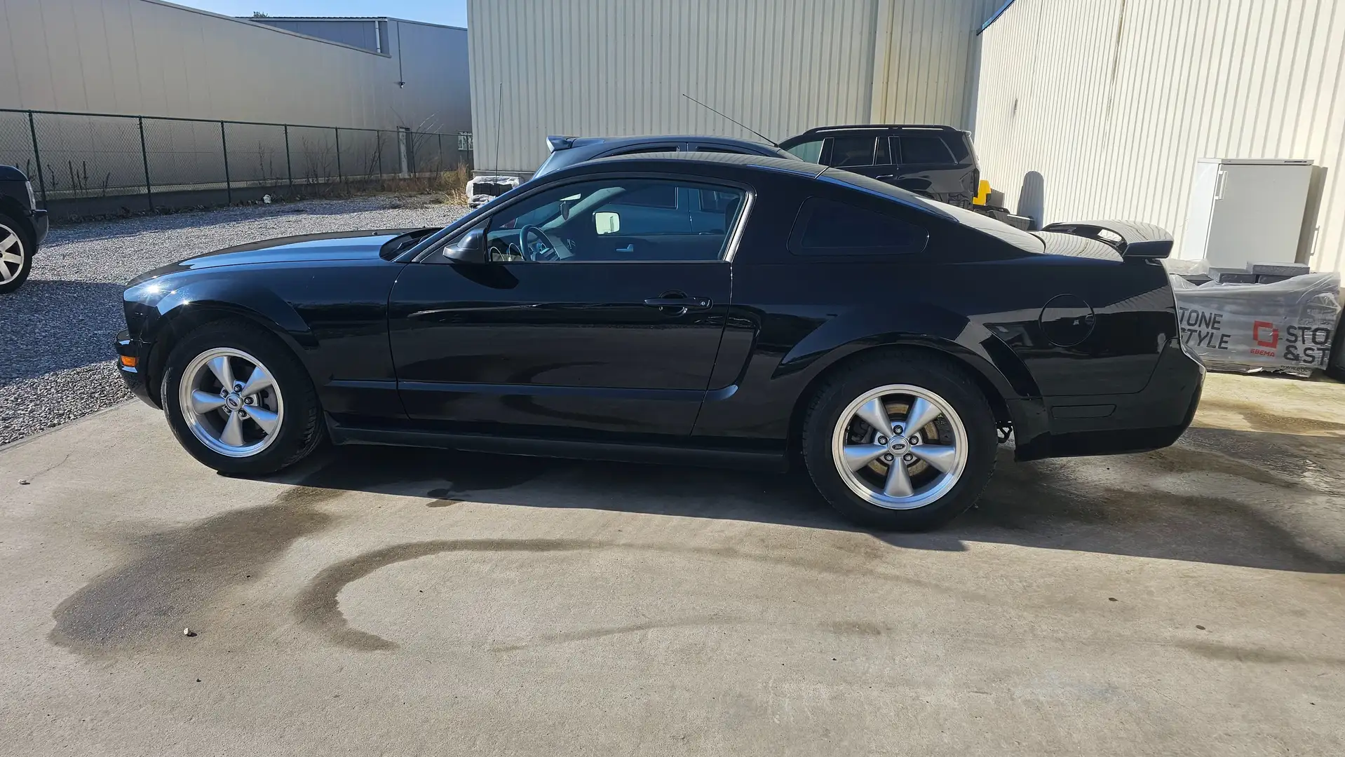 Ford Mustang 4L V6 2005 crna - 1