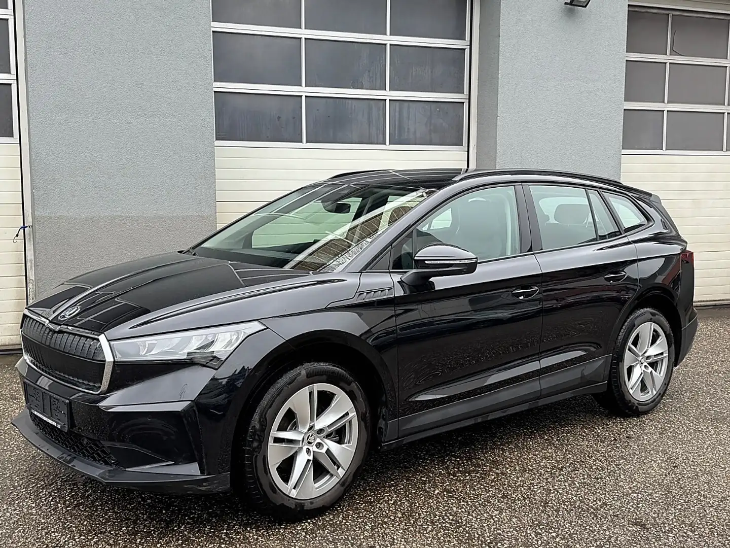 Skoda Enyaq iV 50 AT Schwarz - 1