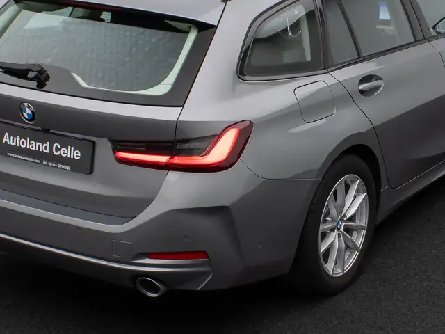 BMW 3 Series view 14