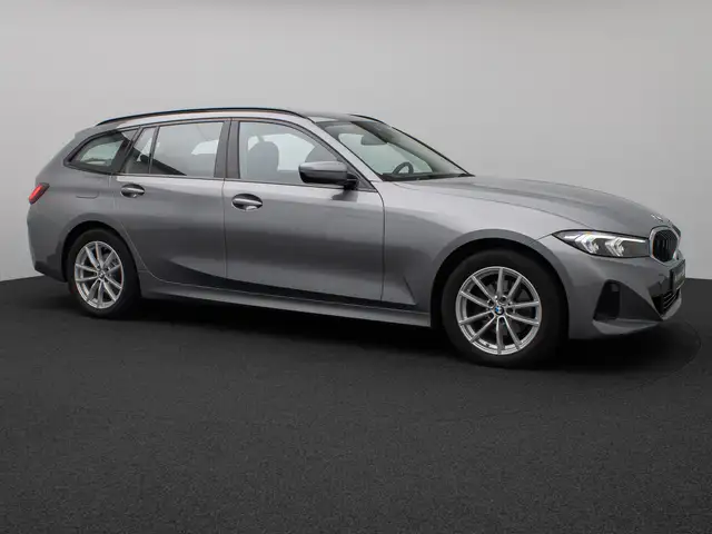 BMW 3 Series view 4