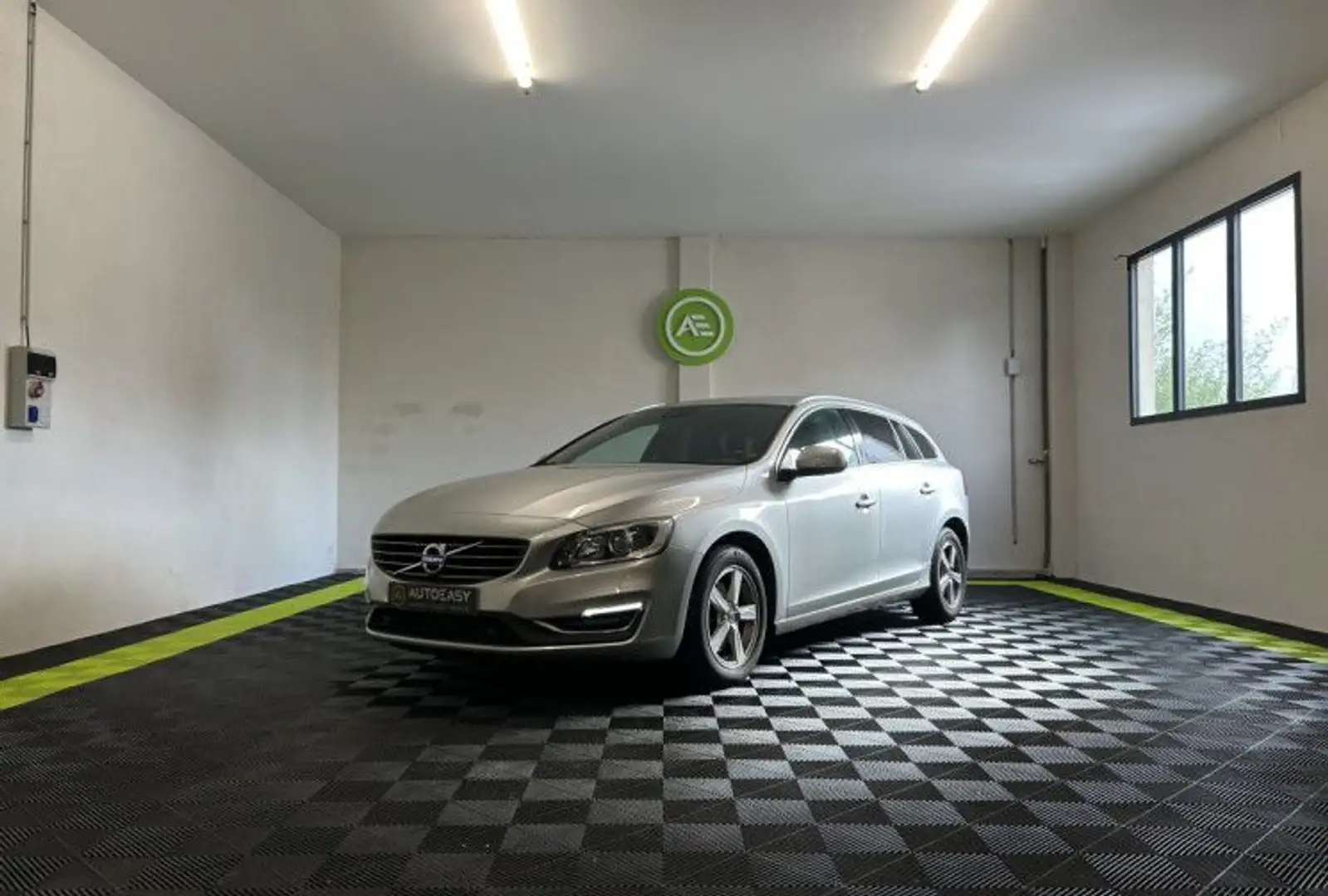 Volvo V60 2.0 D3 150 cv Summum Gris - 1
