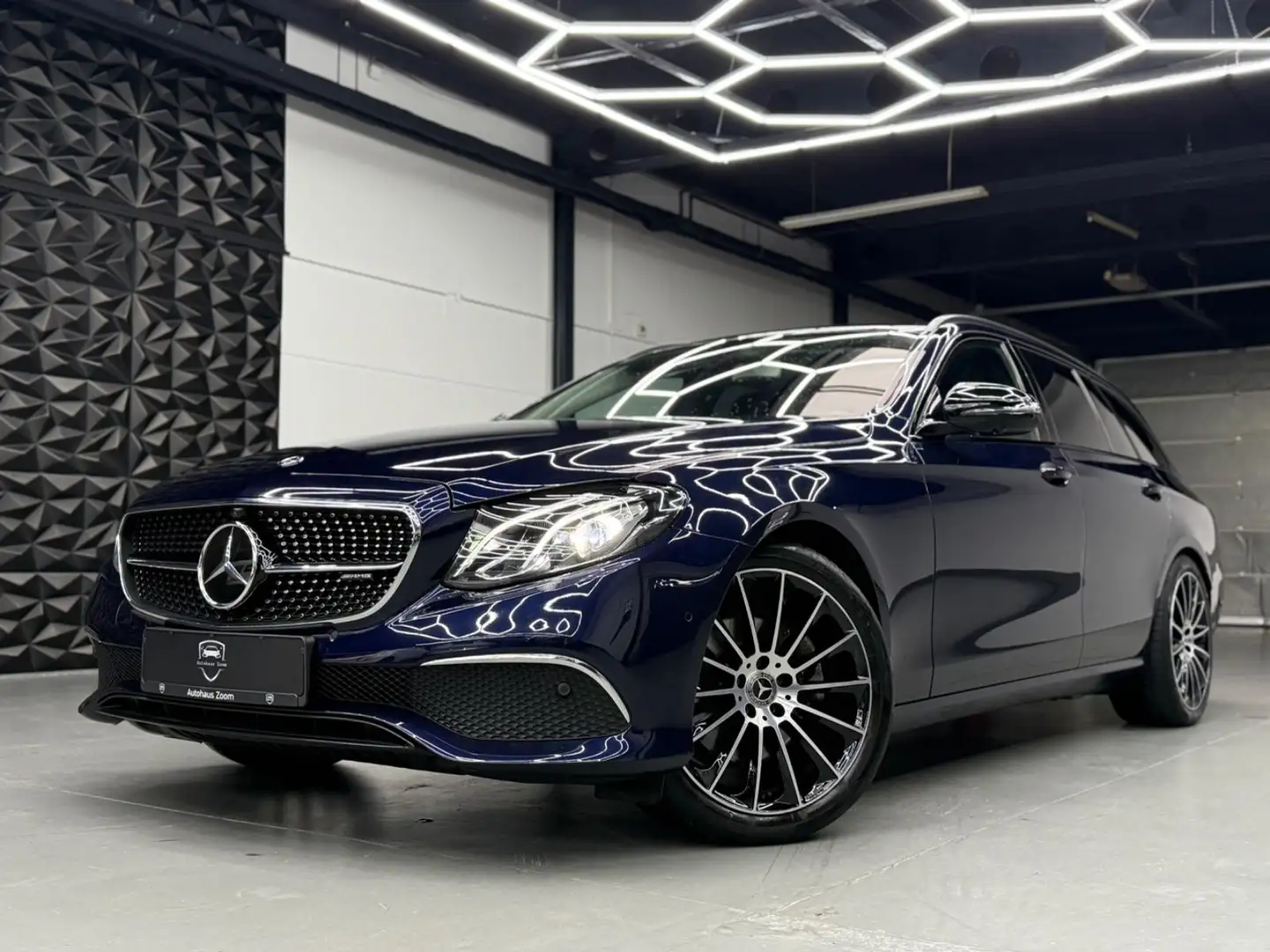 Mercedes-Benz E 220 d AMG 2.HD/360°KAM/NIGHT/ACC/AHK/DAB/LED Bleu - 1