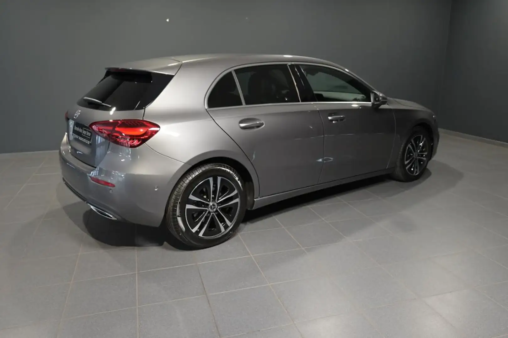 Mercedes-Benz A 180 progressive W-Paket PDC SHZ SpurH LED LM Grau - 2