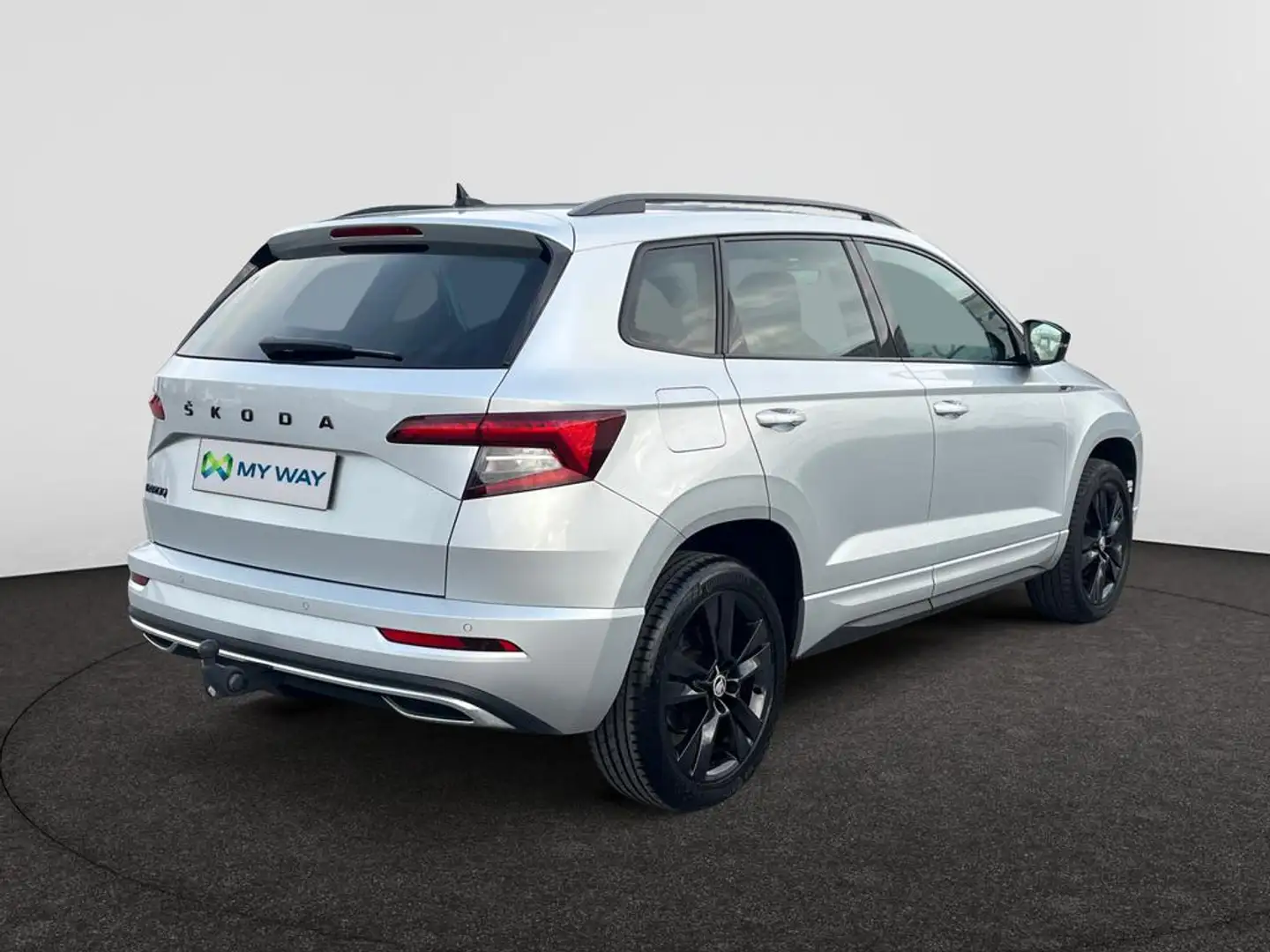 Skoda Karoq Sportline 1,5 TSI (150pk) AUTOMAAT /// wegklapbare rekhaak /// Achteruitrijcamera /// Elektrische Koffer /// Zetelverwarm Argent - 2