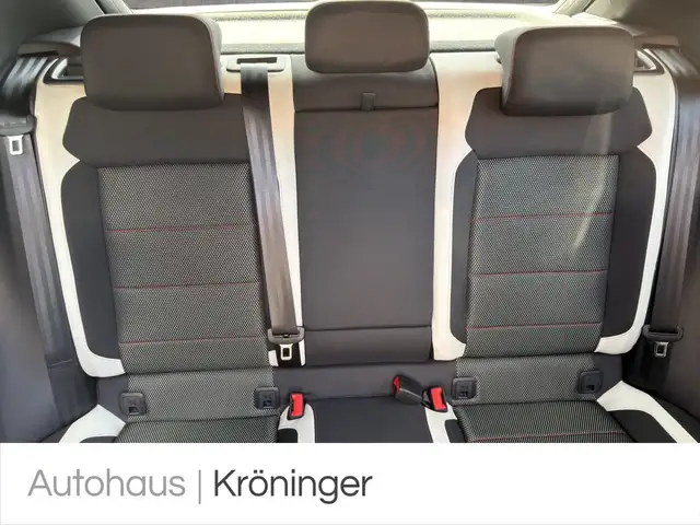 Volkswagen T-Roc view 10