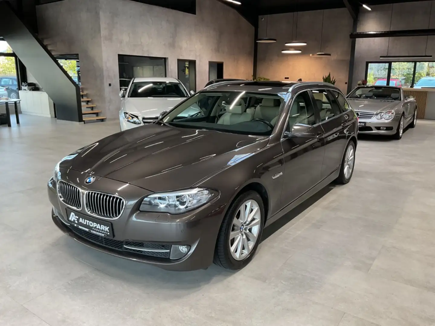 BMW 520 d Touring Leder Navi Sitzh. Pano Xenon Grau - 1