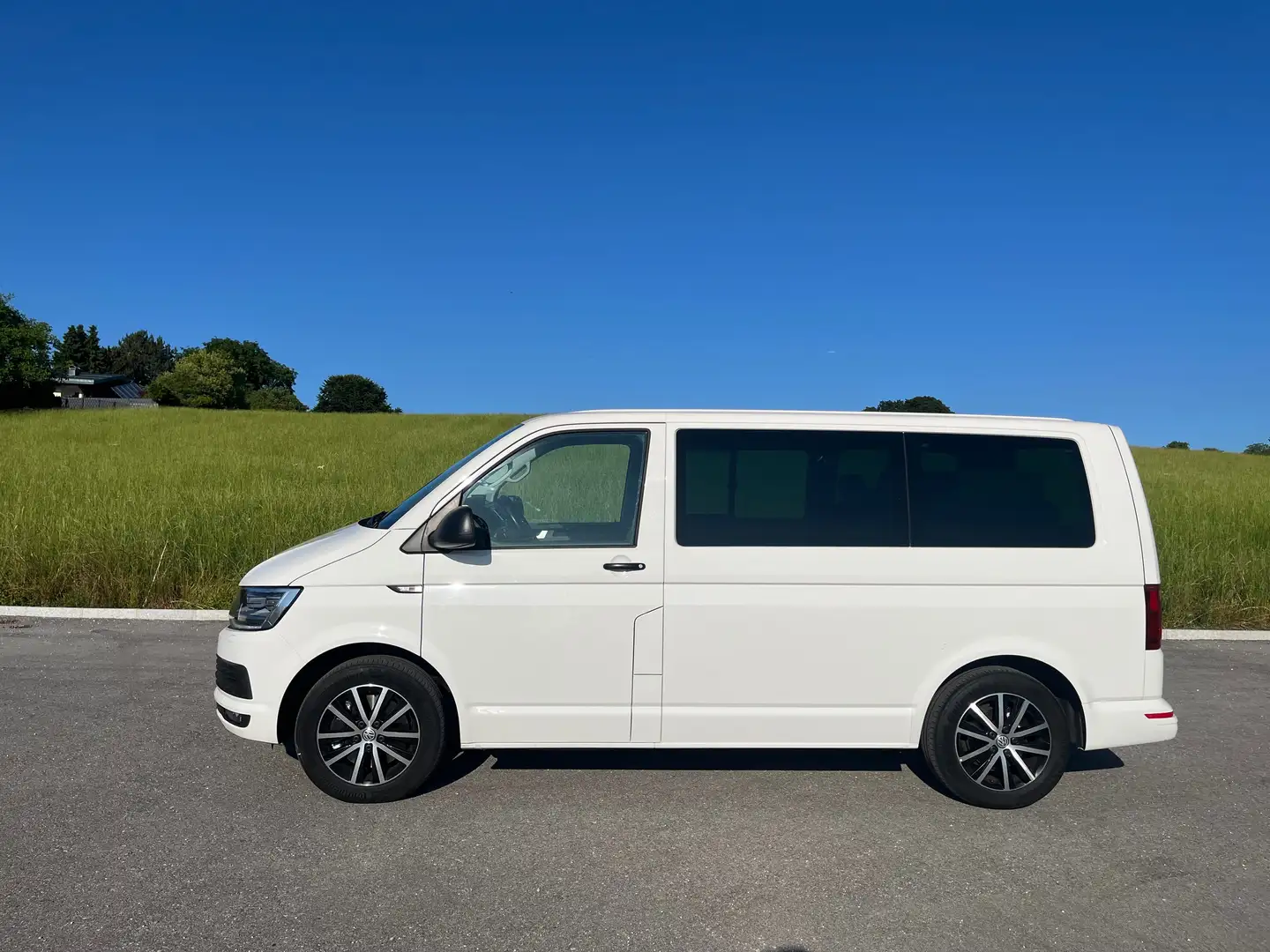 Volkswagen T6 Multivan Trendline 2,0 TDI 4Motion BMT Weiß - 1