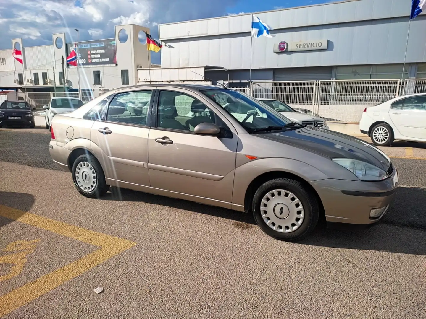Ford Focus Sedán 1.6 Ghia Beige - 1