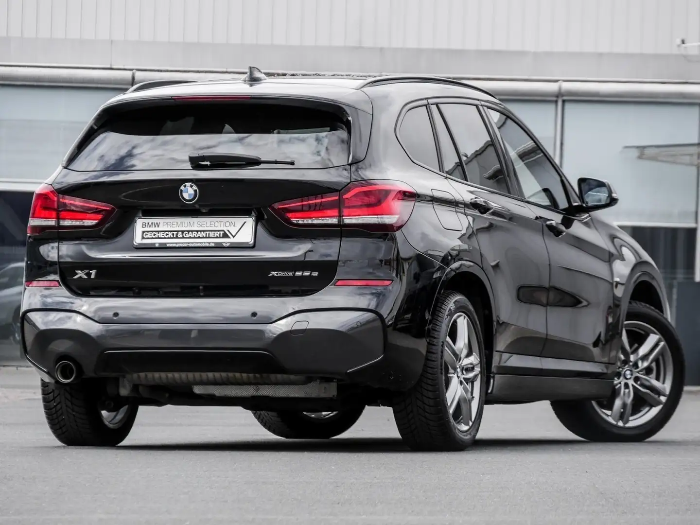 BMW X1 xDrive25e M Sport+HuD+RFk+LED+Navi+Shz Černá - 2
