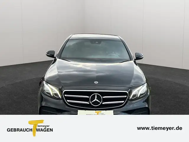 Mercedes-Benz 220 view 2