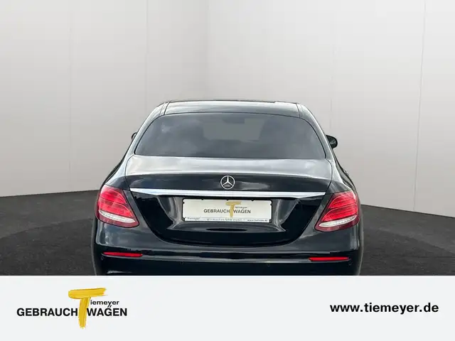 Mercedes-Benz 220 view 6