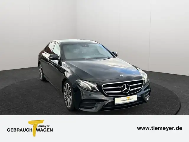 Mercedes-Benz 220 view 3