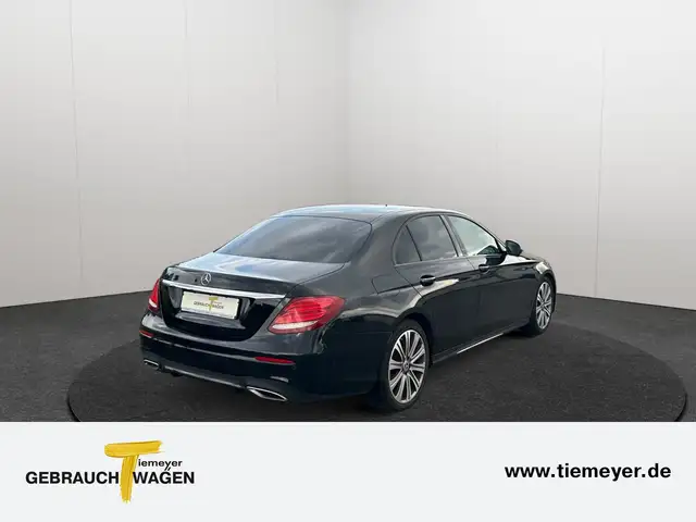 Mercedes-Benz 220 view 5