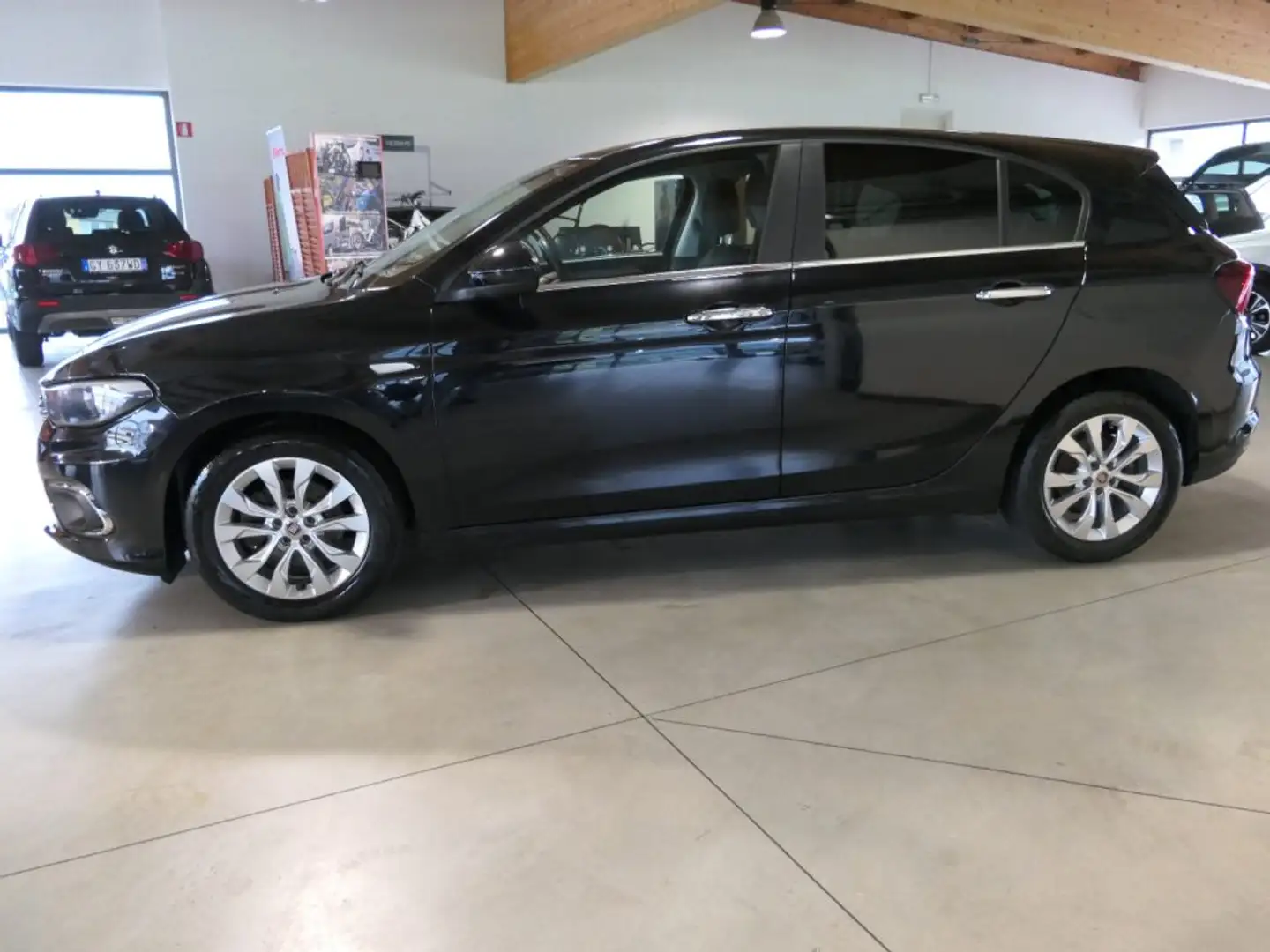 Fiat Tipo 1.4 T-Jet 120CV 5 porte Lounge Zwart - 1