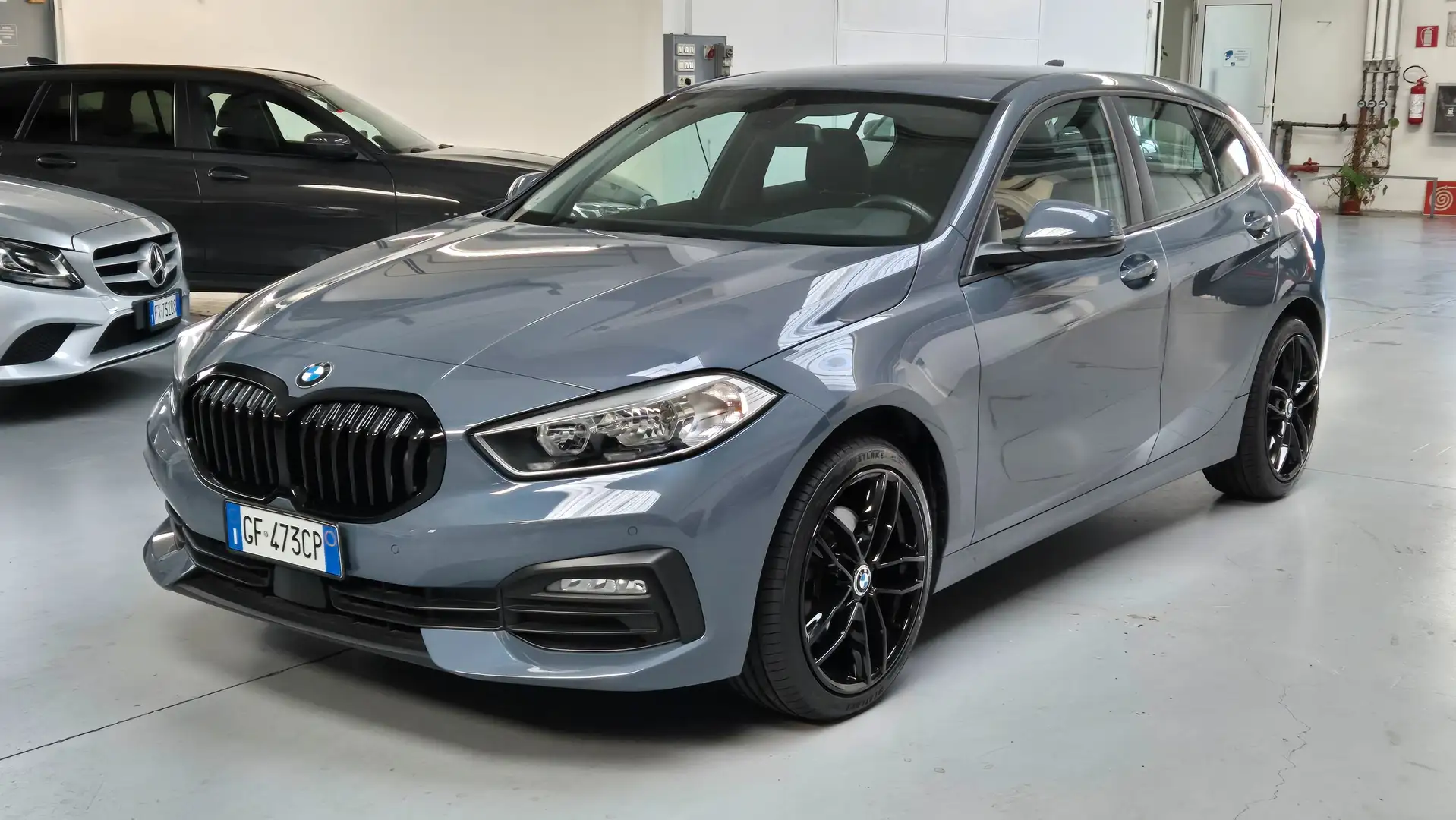 BMW 116 116d 5p auto CERCHI 18"-PDC-NAVY-CRUISE-CAR PLAY Gri - 1