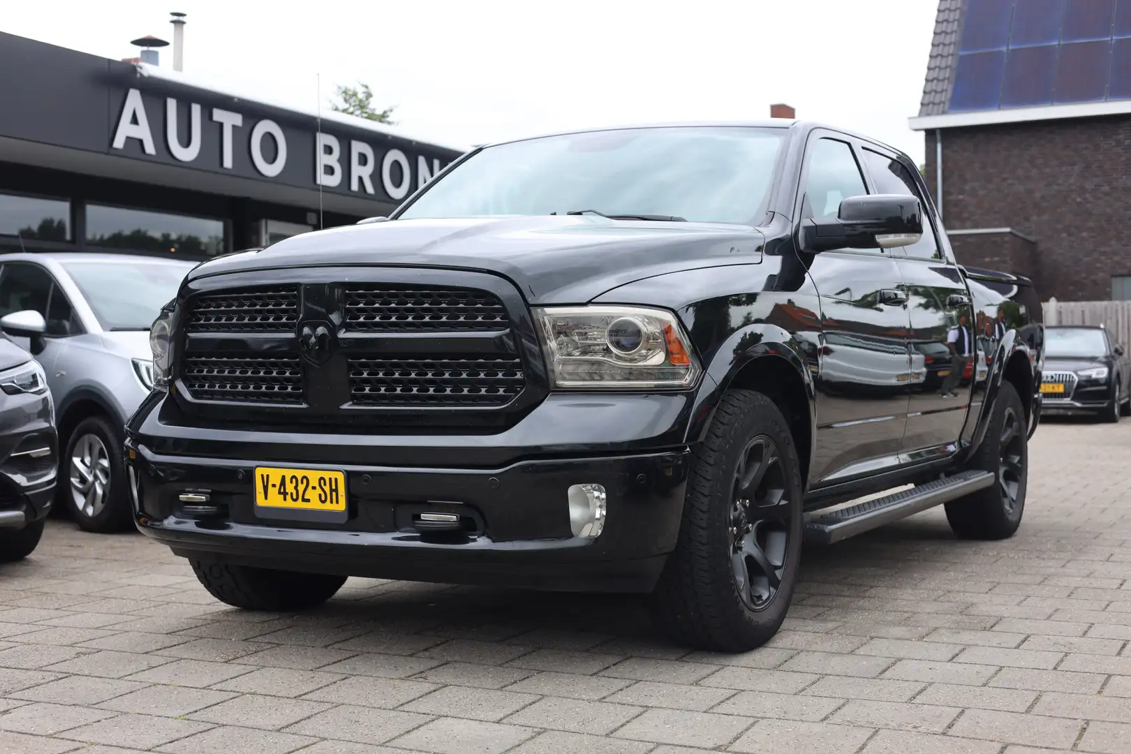 Dodge RAM 1500 5.7 V8 AUT | LEER | CAMERA | 20 INCH Zwart - 1