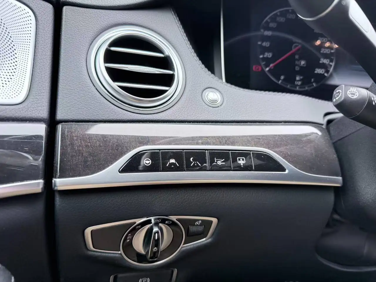Mercedes-Benz S-Class снимка Mercedes-Benz S-Class