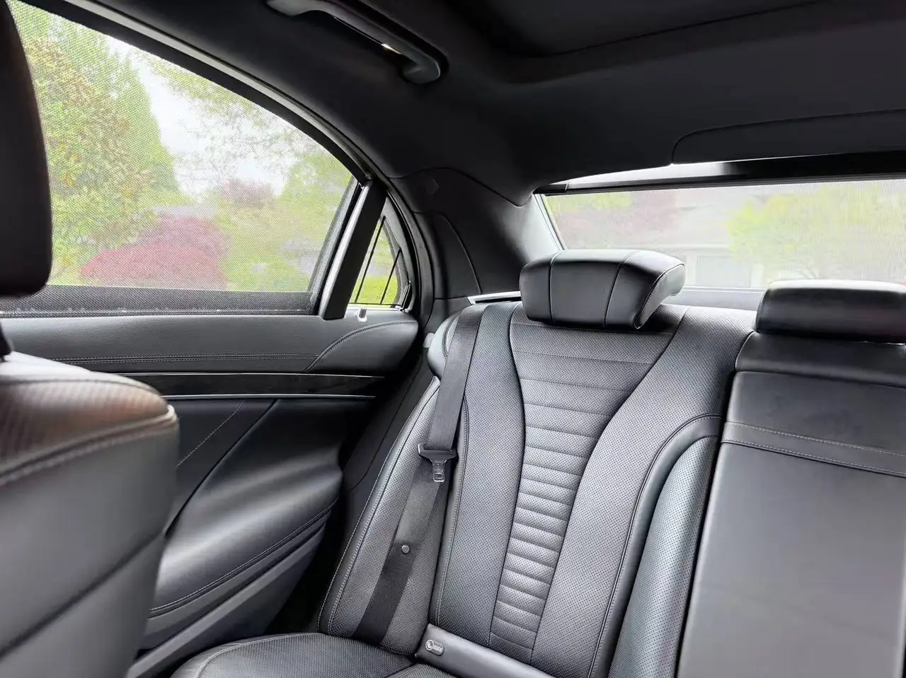 Mercedes-Benz S-Class снимка Mercedes-Benz S-Class