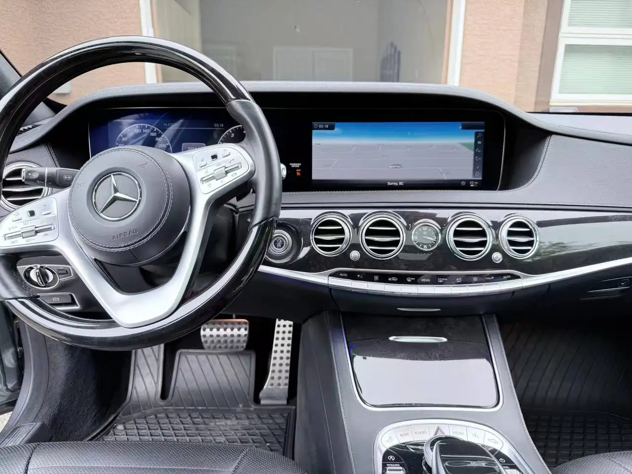 Mercedes-Benz S-Class снимка Mercedes-Benz S-Class