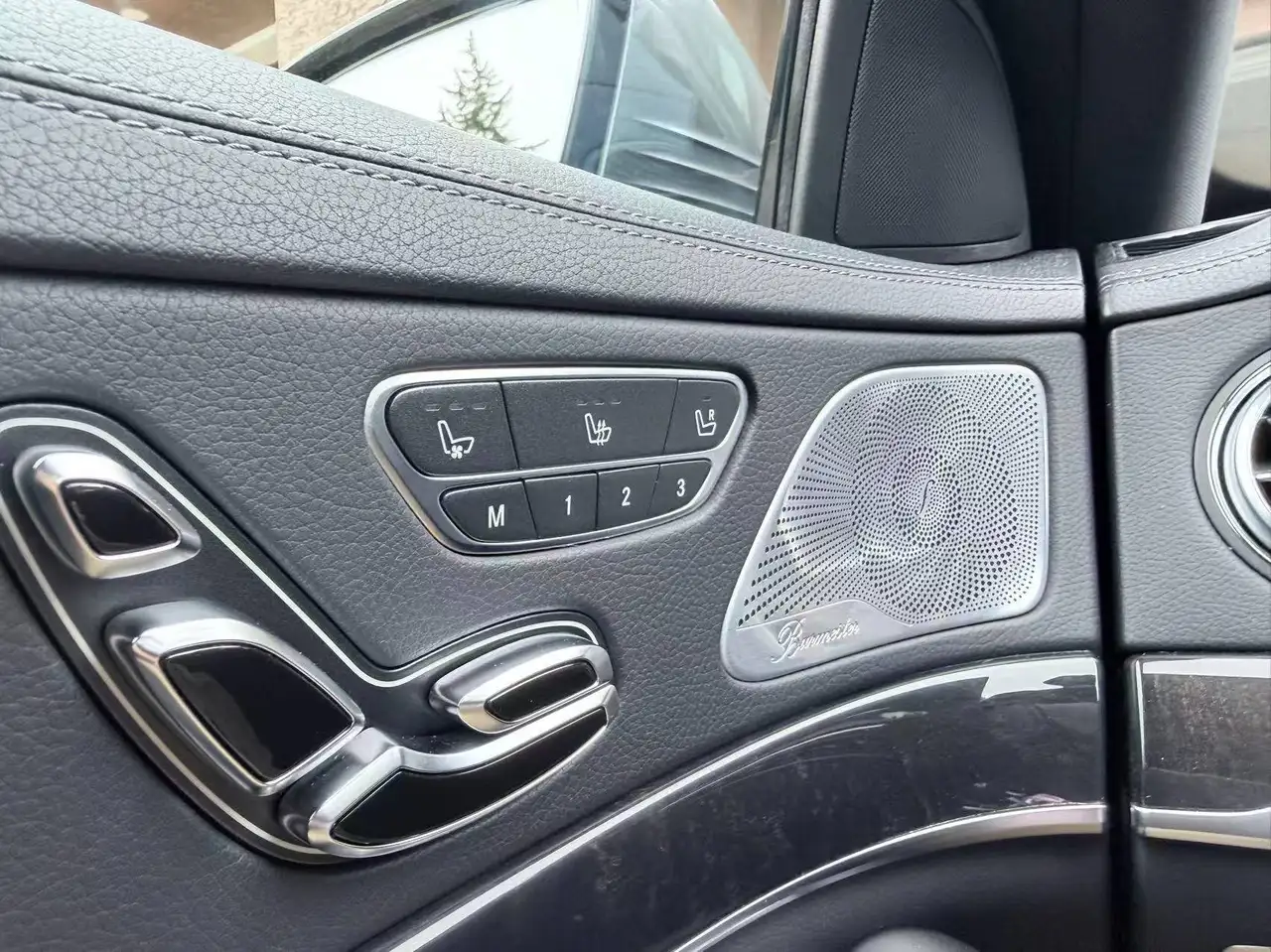 Mercedes-Benz S-Class снимка Mercedes-Benz S-Class