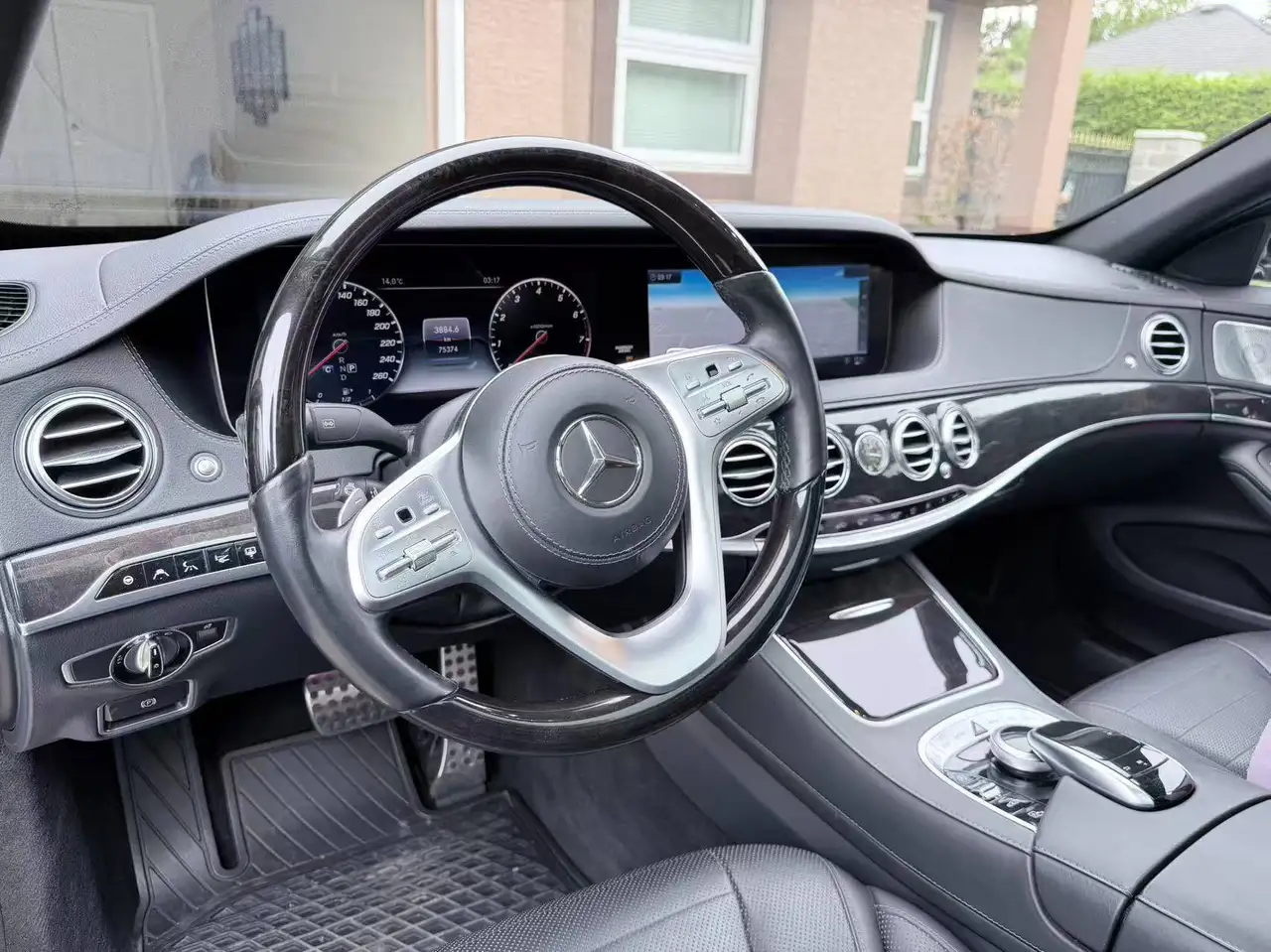 Mercedes-Benz S-Class снимка Mercedes-Benz S-Class